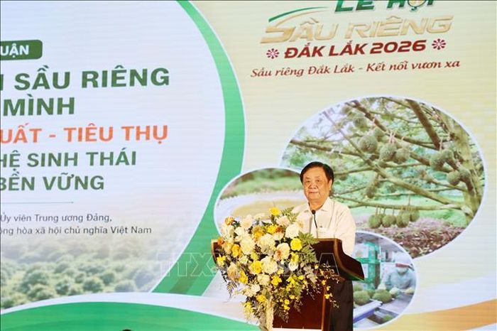 Ông Lê Minh Hoan, Nguyên Ủy viên Trung ương Đảng, Nguyên Phó Chủ tịch Quốc hội phát biểu tham luận tại hội nghị.