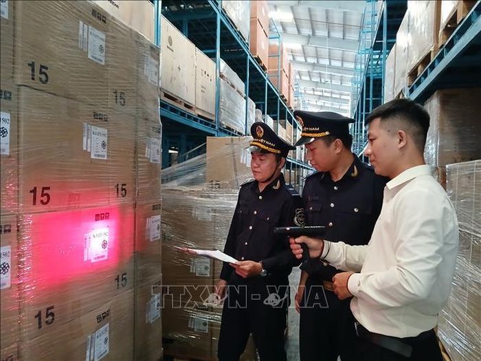Ứng dụng công nghệ hiện đại trong kiểm soát hàng hóa tại kho ngoại quan, giúp doanh nghiệp nâng cao năng lực quản lý thông tin dòng hàng tại cảng.