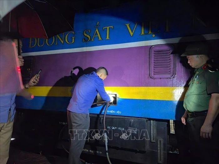 Cơ quan Công an bắt giữ Nguyễn Đình Kiên và các đối tượng trong lúc đang hút trộm hàng trăm lít dầu từ tàu D19E978 tại Ga Vinh. Ảnh: TTXVN phát
