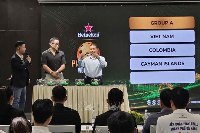 Ban tổ chức bốc thăm chia bảng các đội tại Giải đấu.