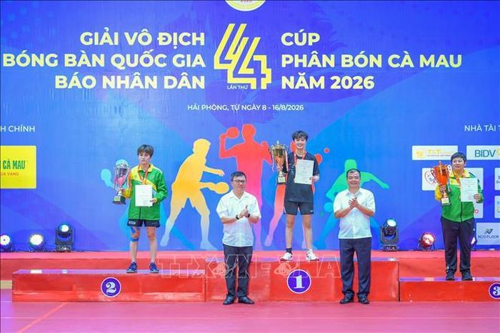 Đại diện Ban tổ chức trao huy chương và cúp cho các đội đoạt giải.
