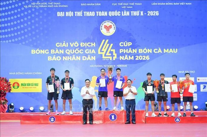 Đại diện Ban tổ chức trao huy chương và cúp cho các đội đoạt giải.