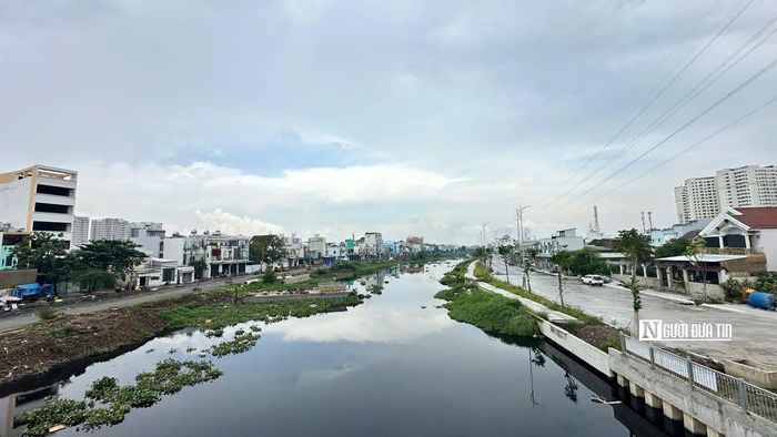Cuộc sống của hàng nghìn hộ dân bước sang trang mới nhờ dự án. Không còn chịu đựng mùi hôi thối, không gian xanh ven hành lang kênh nay trở thành điểm sinh hoạt cộng đồng lý tưởng, thắp lên niềm tin về một "vành đai xanh" văn minh.