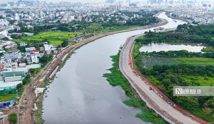 Dự án cải tạo kênh Tham Lương – Bến Cát – rạch Nước Lên có chiều dài 32,7 km qua 7 quận, huyện (cũ) của Tp.HCM, gồm: Quận 12, Bình Tân, Tân Phú, Tân Bình, Gò Vấp, Bình Thạnh và huyện Bình Chánh. Dự án khởi công từ tháng 2/2023, tổng mức đầu tư hơn 9.000 tỷ đồng. Đây cũng là dự án cải tạo kênh dài nhất Tp.HCM đến thời điểm hiện tại. Theo dự kiến ban đầu, dự án sẽ hoàn thành và đưa vào sử dụng vào đúng dịp 30/4/2025. Tuy nhiên, do nhiều nguyên nhân khác nhau, dự án vẫn kéo dài.