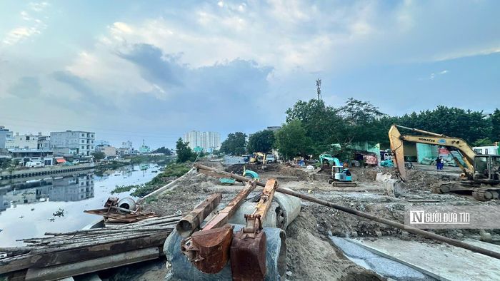 Để khắc phục những khó khăn, vướng mắc trên, thời gian tới, Ban Quản lý dự án đầu tư xây dựng hạ tầng đô thị Tp.HCM sẽ giải quyết dứt điểm các trường hợp chưa bàn giao mặt bằng, song song đó sẽ kiến nghị lãnh đạo Tp.HCM hỗ trợ nguồn vật liệu thi công, và sớm chấp thuận, phê duyệt bãi đổ đất dôi dư và bùn nạo vét trong quá trình thi công.
