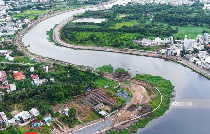 Dọc theo một số đoạn tuyến chạy qua Quận 12 (cũ) hoặc Gò Vấp (cũ), Tp.HCM, diện mạo đô thị đang thay đổi từng ngày. Tiếng máy đào, máy ủi hoạt động không ngơi nghỉ, hàng chục km bờ kè bê tông khối lớn vững chãi đã thành hình sắc nét. Những dải đường ven kênh rộng thênh thang từ 8 - 12m được thảm nhựa, lắp đặt hệ thống đèn chiếu sáng công cộng hiện đại và phủ xanh bằng những hàng cây bóng mát.