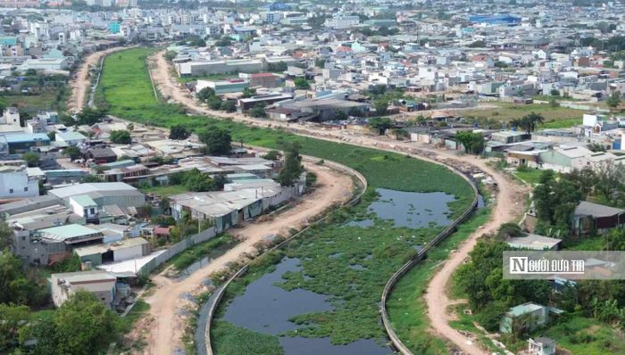 Dù vậy, hành trình "thay áo mới" cho dự án cải tạo rạch dài nhất Tp.HCM vẫn chưa hoàn tất. Giữa những đoạn đã hoàn thiện, vẫn còn nhiều hạng mục thuộc nhiều gói thầu vẫn ngổn ngang, thậm chí là "đứng hình" nhiều năm qua.