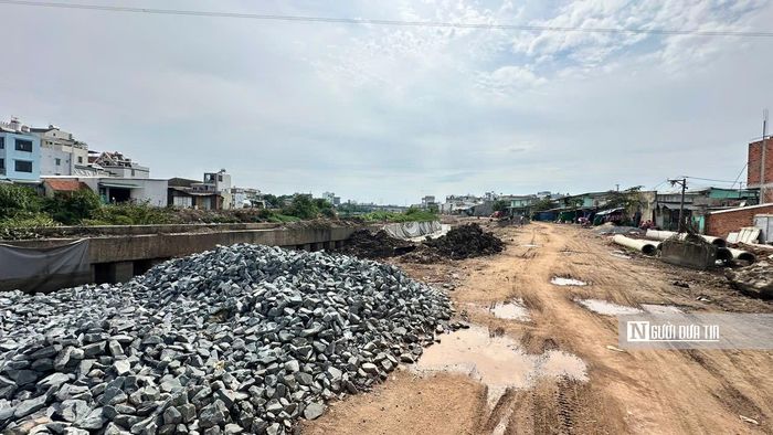 Những đống đất đá tập kết cao che khuất tầm nhìn, ngày nắng gió thổi bụi bay mù mịt vào nhà dân, ngày mưa tạo thành những vũng sình lầy lội cản trở giao thông.