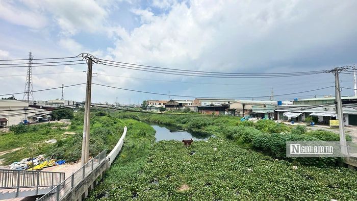 Thông tin với PV, ông Võ Viết Cường, Phó Trưởng Ban dự án 4 thuộc Ban Quản lý dự án đầu tư xây dựng hạ tầng đô thị Tp.HCM cho biết, tính đến tháng 8, hạng mục kè 2 bờ kênh đã đạt khoảng 98% khối lượng và cơ bản đảm bảo tiến độ đề ra. Trong khi đó, hạng mục xây dựng đường giao thông mới chỉ đạt khoảng 55%, hiện đang chậm so với kế hoạch. Nguyên nhân của việc chậm trễ này là do dự án còn có 10 trường hợp chưa bàn giao mặt bằng; các nhà thầu khó khăn trong việc mua vật liệu xây dựng, đặc biệt là cát; dự án phát sinh hơn 3 triệu m3 đất dư từ quá trình đào đường giao thông và nạo vét kênh hiện chưa có bãi đổ.