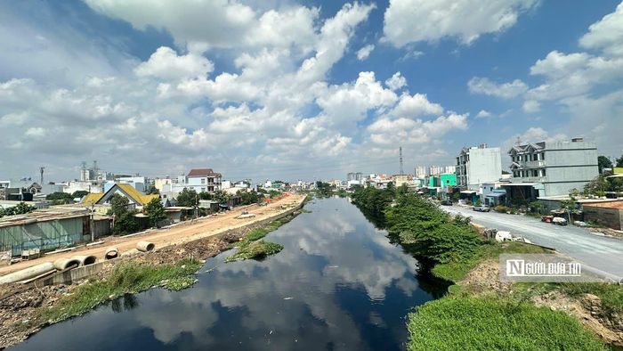 Đồng thời, lãnh đạo Ban Quản lý dự án đầu tư xây dựng hạ tầng đô thị Tp.HCM cũng sẽ tăng cường giám sát, đốc thúc các nhà thầu thi công đảm bảo đúng tiến độ. Với những nhà thầu yếu kém, Ban sẽ có giải pháp chuyển khối lượng công việc sang nhà thầu khác có năng lực. Từ đó, Ban Quản lý dự án đầu tư xây dựng hạ tầng đô thị Tp.HCM cam kết sẽ hoàn thành và đưa vào vận hành toàn tuyến kênh Tham Lương – Bến Cát – rạch Nước Lên vào cuối năm 2026.