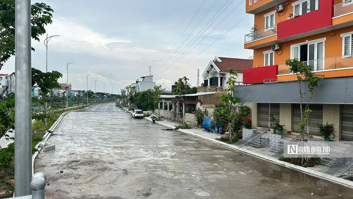 Theo ông Đỗ Trường Sinh (53 tuổi, ngụ phường Tân Tạo, Tp.HCM), trước đây, khu vực đoạn kênh qua cầu Nước Lên toàn cỏ dại, rác thải và mùi hôi. Từ khi triển khai dự án, đoạn kênh này thay đổi hẳn, môi trường sạch sẽ, không gian thoáng đãng, đường rộng khang trang. "Người dân chúng tôi rất phấn khởi vì môi trường được cải thiện, cũng có thêm không gian để tập thể dục, sinh hoạt cộng đồng và trẻ con cũng có nơi để nô đùa", ông Sinh phấn khởi nói.