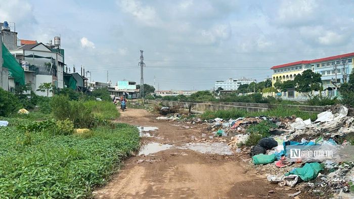 Sự ngưng trệ vô tình biến nhiều đoạn bờ kênh hoang vắng thành bãi tập kết rác tự phát. Dòng nước không được khơi thông liên tục khiến ô nhiễm cục bộ quay trở lại, thách thức mục tiêu cải tạo môi trường ban đầu của dự án.