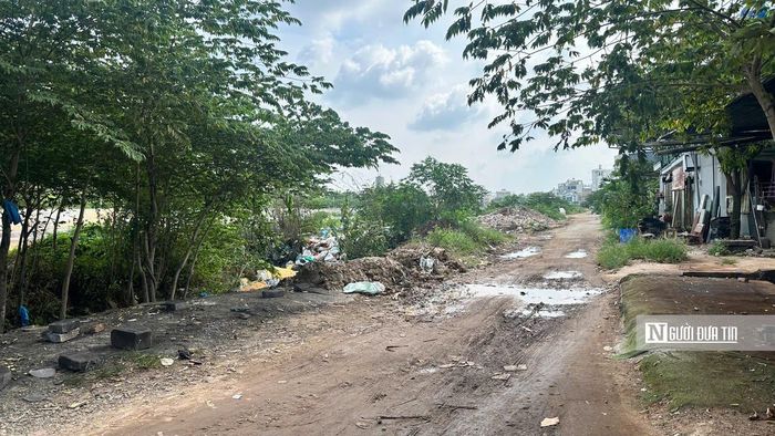 Sinh sống gần bên con kênh nhiều năm, bà Trần Thị Ái (60 tuổi, ngụ phường Bình Hưng Hòa) cho biết, khi dự án được triển khai, ai cũng phấn khởi, nhưng không biết vì lý do gì mà người ta không làm nữa (ngưng thi công – PV). "Cả 2 tháng nay không thấy bóng dáng công nhân thi công, trong khi đường vào nhà trơ đất cát, ngày nắng thì bụi, ngày mưa thì sình lầy rất bất tiện. Tôi mong lãnh đạo Tp.HCM chỉ đạo thi công nhanh để đời sống của tôi và người dân ở đây sớm được cải thiện", bà Ái nói.