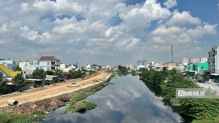 Trái ngược với không khí nhộn nhịp nơi khác, công trường các gói thầu XL-04, XL-05 lâm vào cảnh "đứt đoạn". Máy móc rút đi, để lại khung cảnh hoang vắng, cỏ dại phủ kín các hạng mục làm dở.