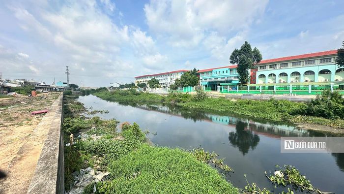 Cũng theo ông Cường, một số nhà thầu trong liên danh các nhà thầu ở một số gói xây lắp có năng lực yếu kém, chưa chủ động thi công nên làm chậm tiến độ, ảnh hưởng đến các nhà thầu khác trong gói thầu. Ngoài ra, thời tiết năm 2025 ghi nhận mua nhiều nên khó khăn cho một số hạng mục thi công, dẫn đến dự án chậm tiến độ.