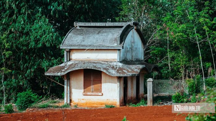 “Tôi thực sự biết ơn những cống hiến, hy sinh của thế hệ cha anh nơi mảnh đất chiến khu này. Dù Lộc Ninh đã và đang trở thành một thành phố vùng biên phát triển, nhưng những trầm tích của chiến tranh, của tình người và phẩm cách yêu nước thương nòi sẽ là giá trị mà thế hệ trẻ Lộc Ninh chúng tôi nguyện giữ gìn, vun đắp”, chị Thu Phương chia sẻ. Theo chị Phương, việc bảo tồn Bệnh viện không chỉ là giữ lại một công trình kiến trúc cũ mà còn giữ lại câu chuyện về những con người từng sống, chiến đấu và cống hiến trên vùng đất này.