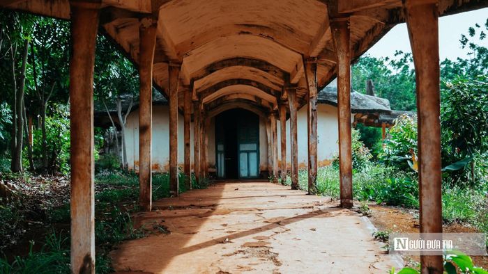 Điểm nổi bật của Bệnh viện Lộc Ninh là hệ thống mái vòm cong và kết cấu kiến trúc mang dấu ấn Pháp. Những mái vòm nối tiếp nhau tạo nên diện mạo đặc biệt, đồng thời giúp công trình thông thoáng, giảm bức xạ nhiệt.