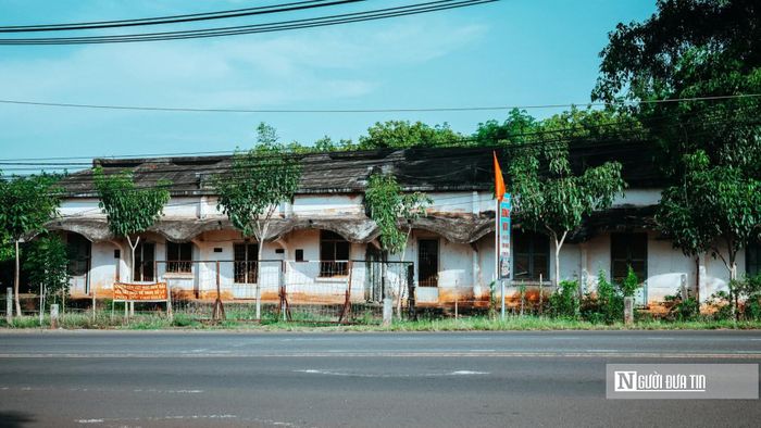 Lãnh đạo UBND xã Lộc Tấn cho biết, địa phương cũng định hướng lan tỏa giá trị lịch sử của di tích, từng bước xây dựng nơi đây thành điểm đến du lịch về nguồn.Gần một thế kỷ tồn tại, Bệnh viện Lộc Ninh không đơn thuần là một công trình kiến trúc cũ. Mỗi mái vòm, hàng cột, hành lang và nền móng nơi đây đều gắn với một giai đoạn lịch sử của vùng đất biên viễn.