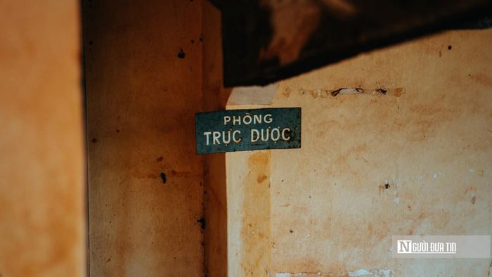 Thế nhưng, bên trong vẻ ngoài còn nhiều dấu tích nguyên bản, di tích đang phải đối mặt với tình trạng xuống cấp.Nhiều hạng mục bị hư hỏng; bê tông tại mái vòm, cột và hành lang xuất hiện những mảng nứt, bong tróc. Không ít cánh cửa đã hư hỏng hoặc không còn. Cảnh quan xung quanh thiếu sự chăm sóc thường xuyên khiến công trình ngày càng vắng bóng người tham quan.
