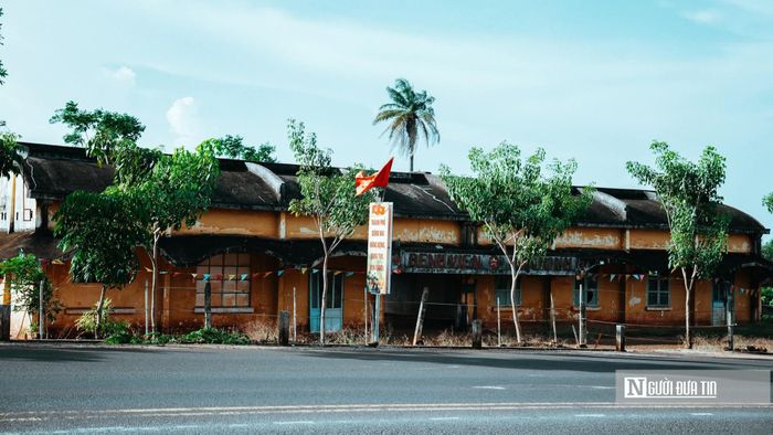 Trên vùng đất biên viễn Lộc Tấn, Tp.Đồng Nai, nơi từng được biết đến là “thủ phủ” cao su một thời, có một công trình kiến trúc gần 100 năm tuổi mang đậm dấu ấn lịch sử vùng Đông Nam Bộ. Đó là Bệnh viện Lộc Ninh, còn được biết đến với tên gọi Hopital de Loc Ninh, Bệnh viện Cin gen hay Nhà thương làng 5.