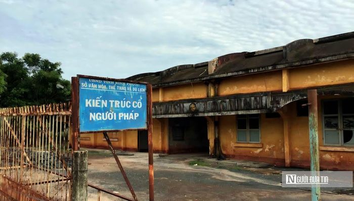 Cùng với hệ thống đồn điền, người Pháp xây dựng nhiều công trình phục vụ hoạt động sản xuất và bộ máy cai trị, trong đó có cơ sở y tế. Năm 1936, Hopital de Loc Ninh được khởi công nhằm khám, chữa bệnh cho chủ đồn điền, người làm việc trong bộ máy cai trị, công nhân cao su và một bộ phận người dân tại các đồn điền. Đến năm 1939, công trình hoàn thành và đưa vào sử dụng.
