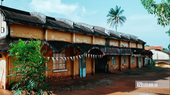 Được xây dựng trên diện tích khoảng 4,2ha với 14 khu chức năng, bệnh viện từng là một trong những cơ sở y tế quan trọng tại vùng Lộc Ninh. Công trình không chỉ phục vụ khám, chữa bệnh mà còn chứng kiến nhiều biến động lớn của lịch sử. Năm 1972, Lộc Ninh được giải phóng, bệnh viện được chính quyền cách mạng tiếp quản và tiếp tục sử dụng, sau đó mang tên Bệnh viện Lộc Ninh.