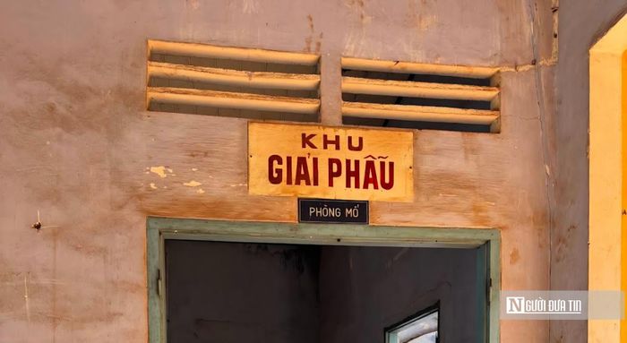 Một điểm đáng chú ý khác nằm ở vật liệu và kỹ thuật xây dựng. Nhiều cấu kiện bê tông cốt thép của công trình được tạo nên từ sỏi trắng kết hợp với chất kết dính vôi, khác với phương pháp sử dụng xi măng và đá phổ biến hiện nay.Sau gần một thế kỷ, nhiều phần mái vòm và cột hành lang của bệnh viện vẫn giữ được độ chắc chắn đáng kể. Đây được xem là một trong những minh chứng cho kỹ thuật xây dựng của công trình thời Pháp.