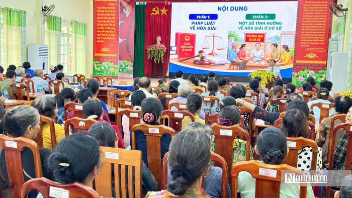 Luật gia Dương Văn Tín tuyên truyền, phổ biến pháp luật về hòa giải ở cơ sở tại xã Nha Bích, giúp người dân nắm rõ các quy định pháp luật và nâng cao kỹ năng hòa giải, giải quyết những mâu thuẫn, tranh chấp phát sinh trong cộng đồng.