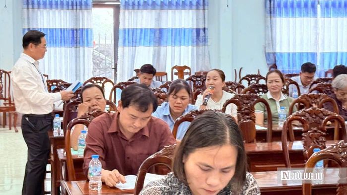 Luật gia Dương Văn Tín trao đổi, giải đáp những vướng mắc pháp luật của người dân tại buổi tuyên truyền, phổ biến, giáo dục pháp luật ở cơ sở.