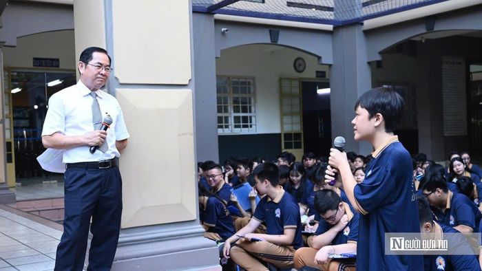 Luật gia Dương Văn Tín trao đổi, tuyên truyền, phổ biến kiến thức pháp luật với học sinh Trường THPT Bùi Thị Xuân, giúp các em nâng cao nhận thức, hiểu đúng quyền, nghĩa vụ và trách nhiệm của mình.