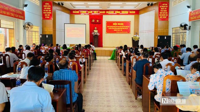 Luật gia Dương Văn Tín tuyên truyền, phổ biến các quy định của pháp luật về bầu cử tại phường Trảng Dài, giúp cán bộ, người dân nắm rõ quyền, nghĩa vụ và trách nhiệm trong công tác bầu cử.