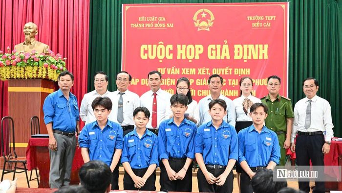 Các đại biểu, luật gia và học sinh tham gia cuộc họp giả định tư vấn xem xét, quyết định áp dụng biện pháp giáo dục tại địa phương được tổ chức tại Trường THPT Điểu Cải, xã La Ngà, qua đó giúp học sinh tiếp cận pháp luật bằng hình thức trực quan, sinh động.
