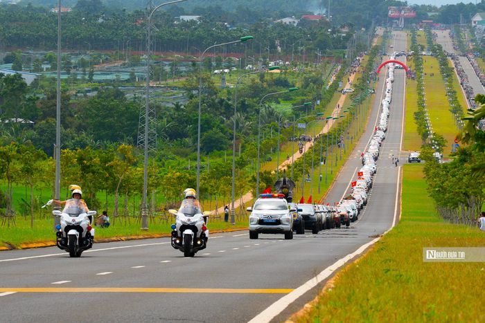 Từ Quảng trường Tân An, đoàn xe theo lộ trình qua Quốc lộ 26, vòng xoay Hòa Bình, đường Nguyễn Lương Bằng và tiến vào Đại lộ Võ Nguyên Giáp. 