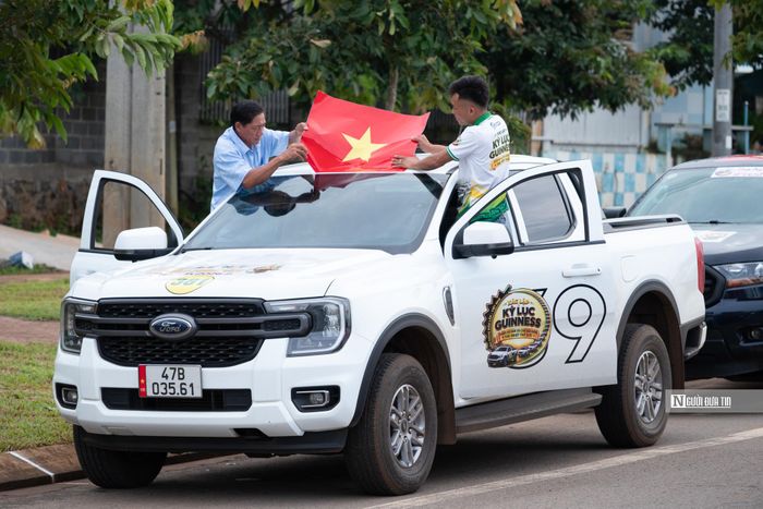 Trong khi đó, dọc các cung đường Nguyễn Lương Bằng, Võ Nguyên Giáp, từ sáng sớm, các tài xế xe bán tải đã có mặt từ sớm chuẩn bị sầu riêng, lau rửa và trang trí xe.