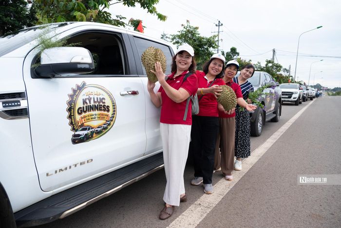 Chị Nguyễn Thuỳ Liên (Buôn Ma Thuột) cho biết: “Tổ chức cuối tuần nên mình tranh thủ cùng bạn bè ra chơi, chụp ảnh, cổ vũ cho hình ảnh của quê hương Đắk Lắk. Tôi cũng vô cùng tự hào về hình ảnh quê mình ngày càng rạng rỡ”. 