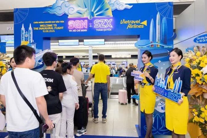 Chuyến bay đầu tiên từ TP Hồ Chí Minh đi Thâm Quyến với hơn 200 hành khách. Ảnh: Mỹ Yến.