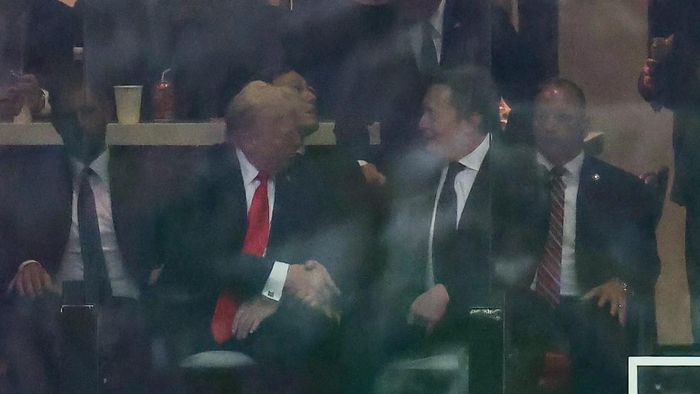 Ông Trump và Musk bắt tay trong lễ tưởng niệm nhà hoạt động bảo thủ Charlie Kirk tại Sân vận động State Farm ở Glendale, Arizona. Ảnh: AFP.