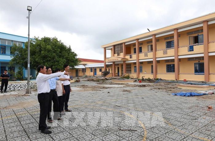 Lãnh đạo xã Vĩnh Bình thăm công trình sửa chữa, nâng cấp Trường THCS và THPT Vĩnh Bình Bắc. Ảnh: Văn Sĩ - TTXVN