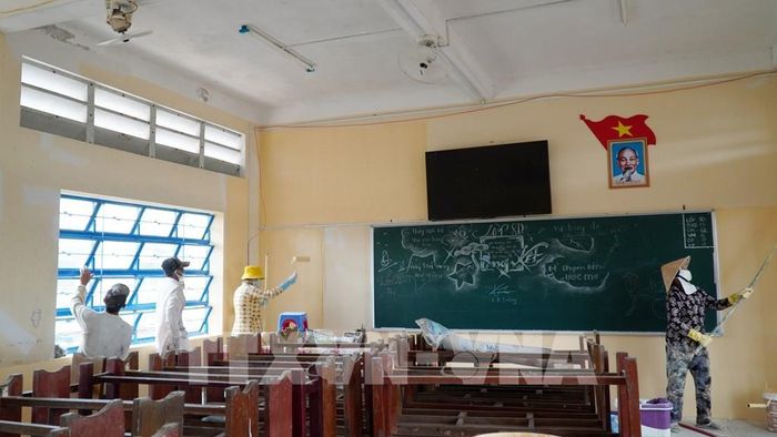 Công tác sửa chữa, đầu tư trang thiết bị tại Trường THCS và THPT Vĩnh Bình Bắc (xã Vĩnh Bình). Ảnh: Văn Sĩ - TTXVN