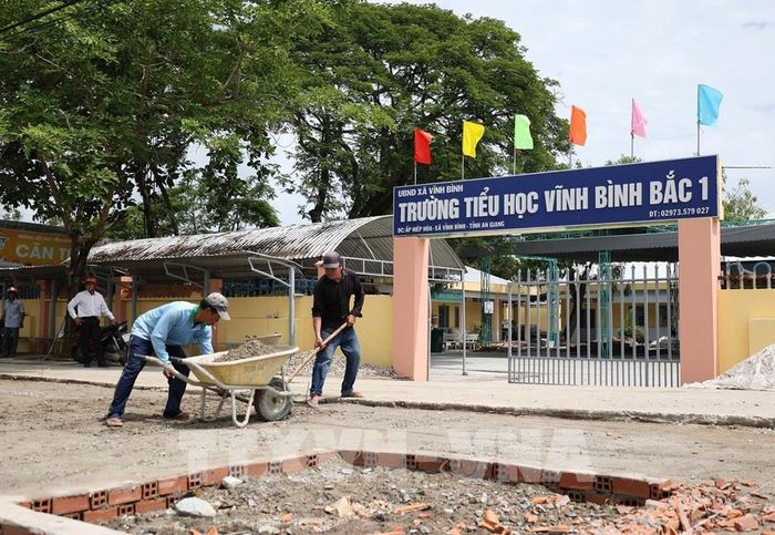 Công tác sửa chữa, nâng cấp tại Trường Tiểu học Vĩnh Bình Bắc 1 (xã Vĩnh Bình). Ảnh: Văn Sĩ - TTXVN
