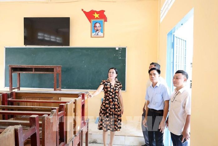Công tác sửa chữa, nâng cấp tại Trường THCS và THPT Vĩnh Bình Bắc (xã Vĩnh Bình). Ảnh: Văn Sĩ - TTXVN