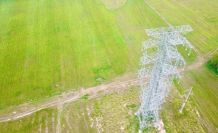 Cột và đường dây hỗn hợp 110 - 220kV thuộc Dự án đường dây 220kV Chơn Thành - Bến Cát. Ảnh: Hương Thủy/BNEWS/TTXVN