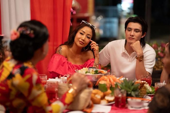 Ốc Thanh Vân đảm nhận vai Jennifer Trúc Nguyễn, vợ của Chí (Trần Ngọc Vàng). 