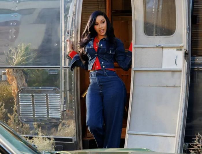 Cardi B tái hiện tinh thần Bronx. Ảnh: Old Navy