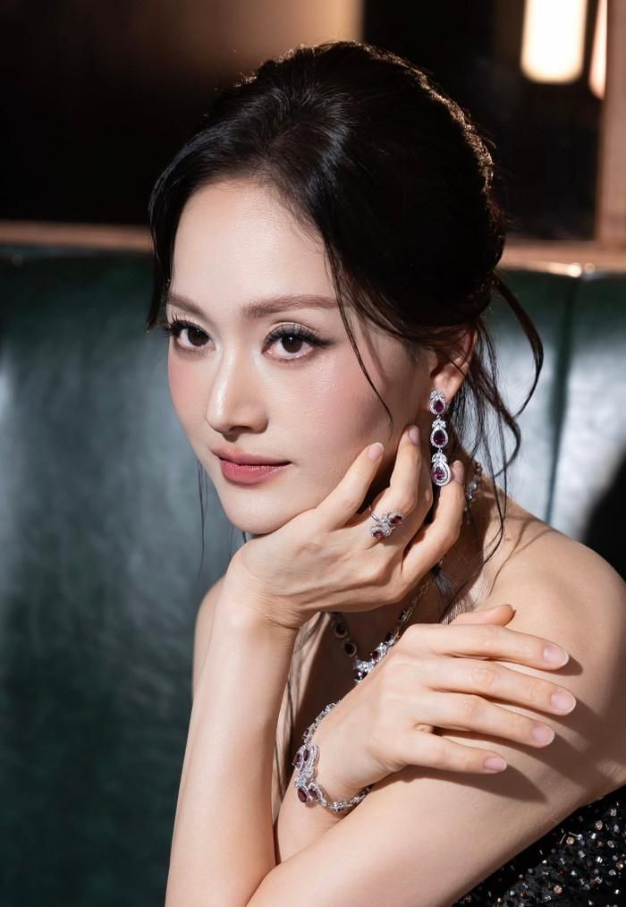 Sau hơn hai thập kỷ làm nghề, Lan Phương vẫn duy trì hoạt động nghệ thuật nhưng cuộc sống hiện tại chủ yếu xoay quanh công việc và hành trình đồng hành cùng hai con. Ảnh: FBNV.