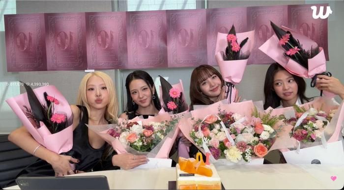 Trước đó, ngày 8/8, BLACKPINK tổ chức sự kiện Meet&Greet tại Bảo tàng Quốc gia Hàn Quốc ở Yongsan, Seoul nhân dịp kỷ niệm 10 năm debut.