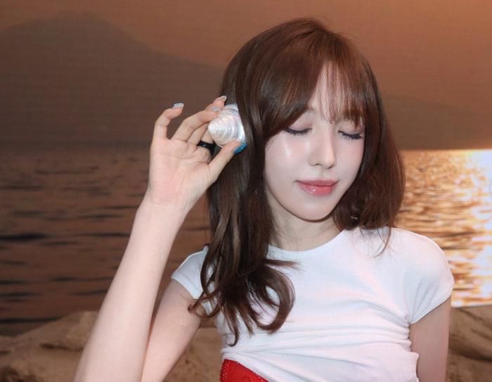 Loạt ảnh của Wendy được đăng tải trong thời điểm Red Velvet đang quảng bá mini album mùa hè mang tên Velvet Summer.