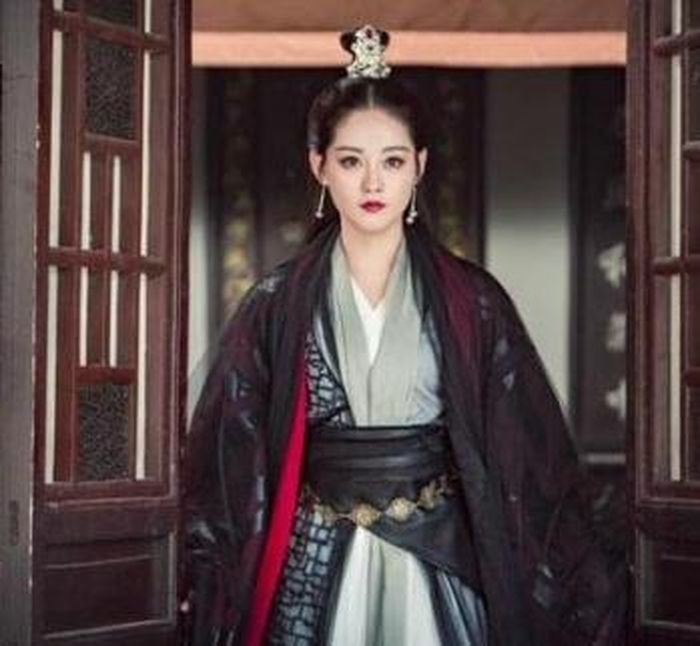 Chu Chỉ Nhược trải qua hành trình thay đổi đầy phức tạp giữa tình yêu và tham vọng.