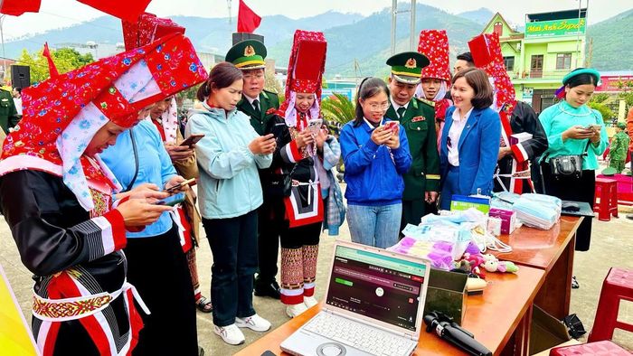 Hội viên, phụ nữ tỉnh Quảng Ninh được hướng dẫn, thực hành và từng bước tự tin hơn khi sử dụng công nghệ.
