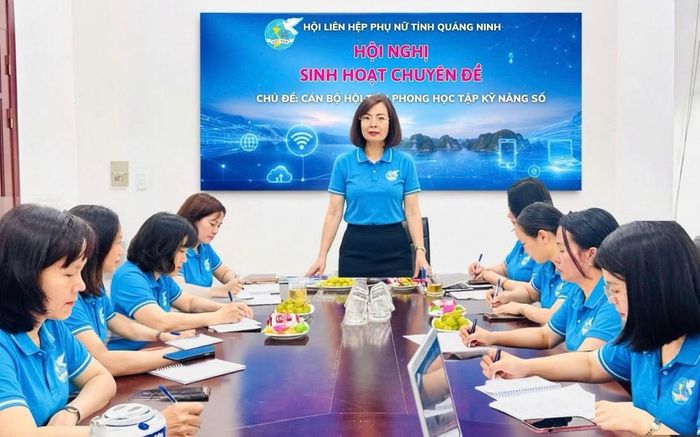 Bà Nguyễn Vũ Thu Hoà, Phó Chủ tịch UB MTTQ Việt Nam tỉnh, Chủ tịch Hội LHPN tỉnh Quảng Ninh, chủ trì hội nghị sinh hoạt chuyên đề về đào tạo kỹ năng số cho đội ngũ cán bộ Hội